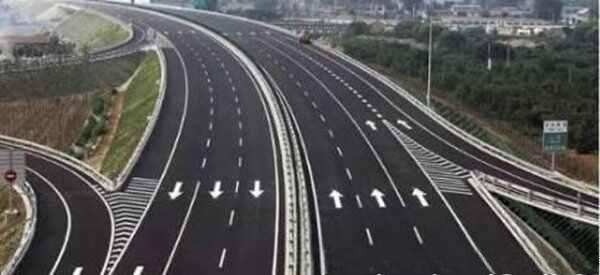 ​机动车从匝道驶入高速公路，应当开启什么灯？