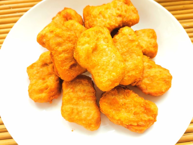 香辣炸鸡块:酥脆多汁的家常做法与配料详解