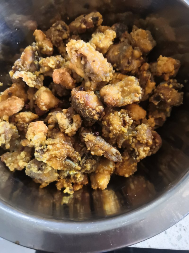 香辣炸鸡块:酥脆多汁的家常做法与配料详解