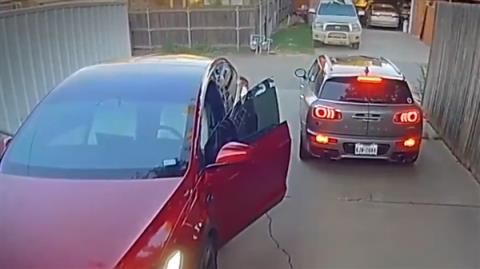 诡异！男子驾MiniCooper外出 自己的特斯拉自动开门刮坏两车