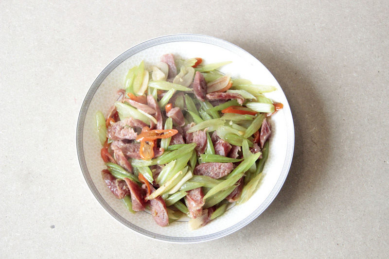 腊肠芹菜丁家常做法，简单易学