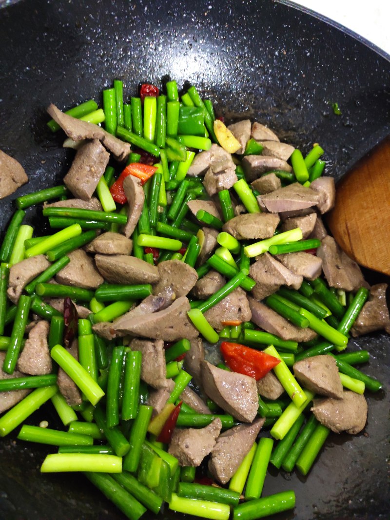 蒜薹炒猪腰的家常做法，鲜嫩爽口秘诀分享