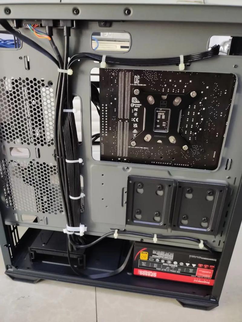 如何组装一台水冷电脑？需要注意哪些步骤？