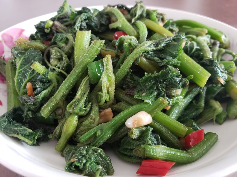 清炒地瓜苗的家常做法，鲜嫩爽口一学就会