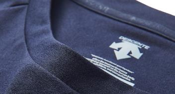 三个箭头朝下的衣服啥牌子