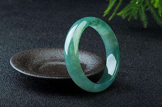 玉手镯和金手镯可以一左一右戴吗