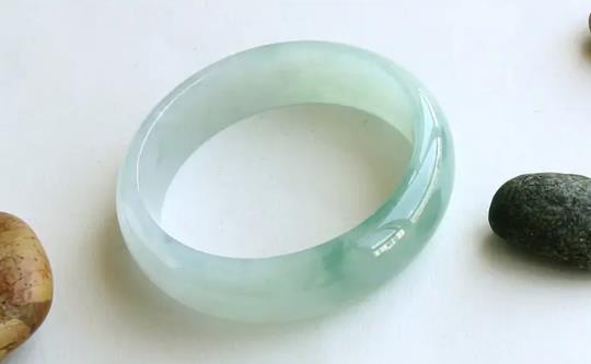 玉镯和金镯可以戴在同一只手腕上吗