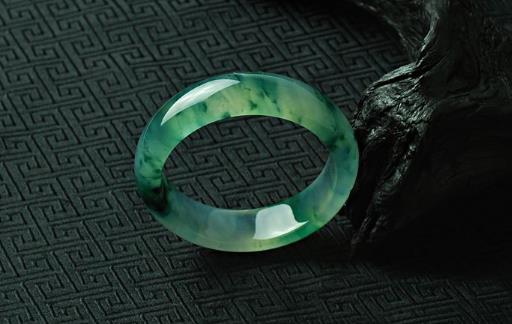 玉手镯和银手镯可以戴在一只手吗