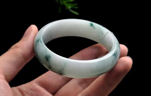 玉手镯和银手镯可以戴在一只手吗