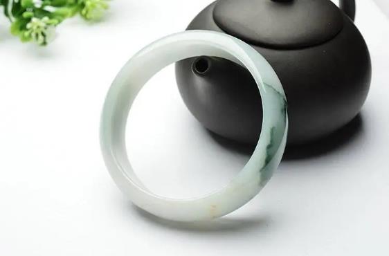 玉手镯和银手镯可以戴在一只手吗