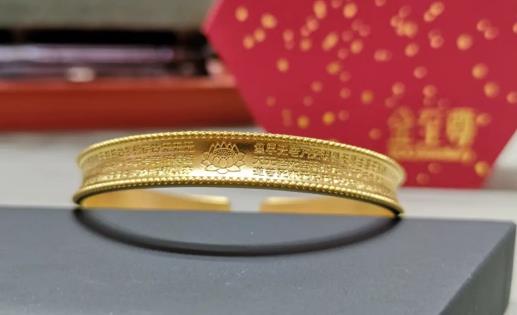 黄金手镯紧一点好还是松一点好