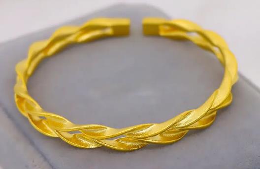 黄金手镯要买正好的还是大一号的