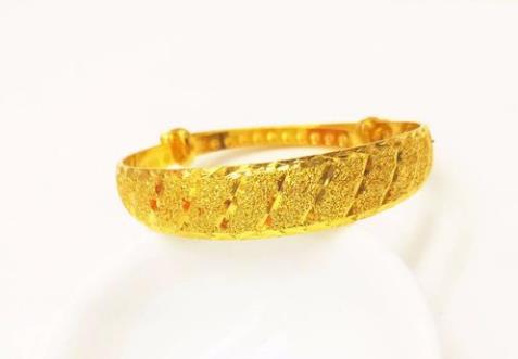 黄金手镯厚壁中空容易变形吗