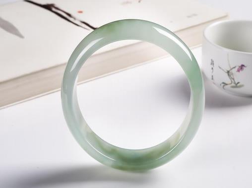 黄金手镯可以和玉手镯戴在一起吗