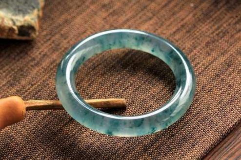 黄金手镯和翡翠手镯圈口一样吗