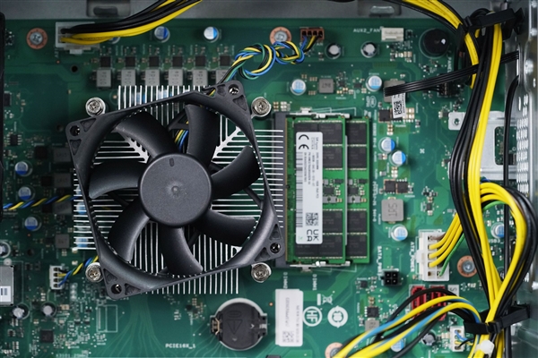 英伟达中国份额暴跌至0翻身没戏：机构称明年华为拿下50%AI芯片份额(图1)