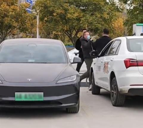 为抢充电枪 两车主在充电站上演自由搏击