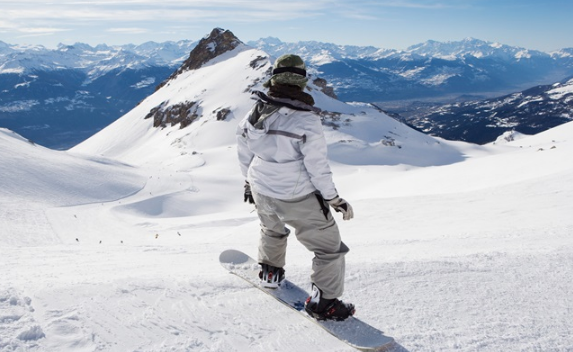 滑雪服和羽绒服哪个保暖效果好?冬季户外穿搭如何选