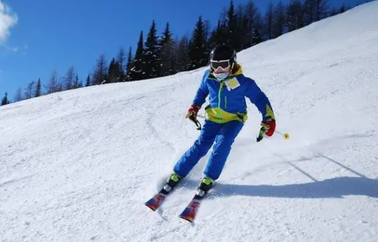 滑雪服和羽绒服哪个保暖效果好?冬季户外穿搭如何选