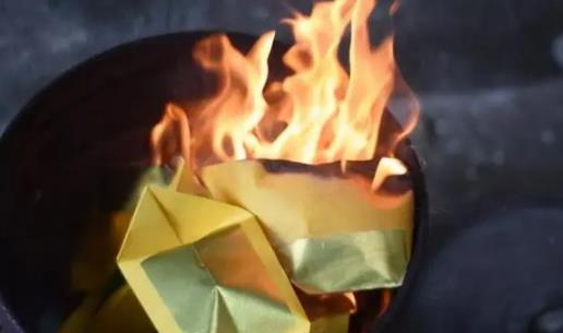 清明节烧纸儿子女儿都烧吗?女儿必须烧吗