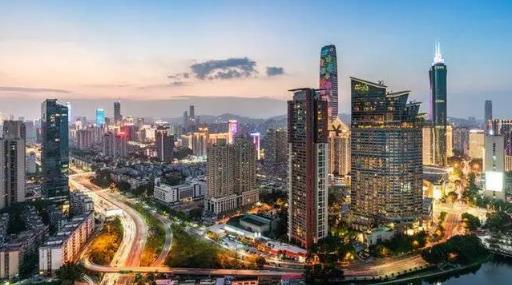 深圳2025年四月还冷吗?气温如何穿衣指南