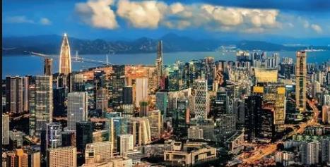 深圳2025年四月还冷吗?气温如何穿衣指南