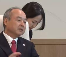 李在明会见孙正义：微笑纠正美女翻译口误(图1)