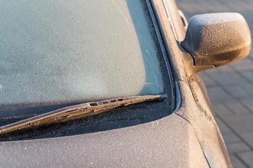 车窗结冰可以撒盐吗？撒盐会腐蚀车漆吗