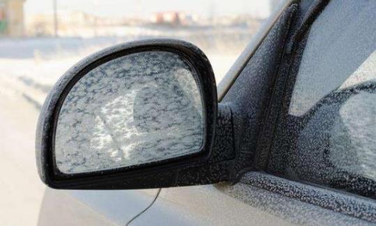 车窗结冰开暖风还是除雾？冬季除冰妙招有哪些