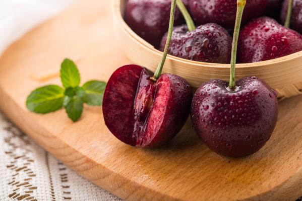 车厘子放冰箱要取袋子吗？如何保存更新鲜？