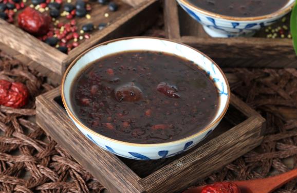 腊八粥煮黑正常吗？如何避免颜色变深