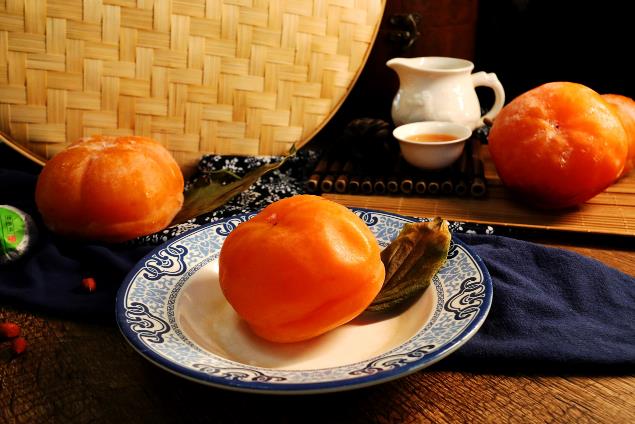 冻柿子用热水泡还是冷水泡好?如何快速解冻不涩口?