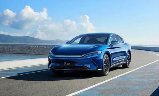 2025年买燃油车会被淘汰吗？新能源车更值得买吗？