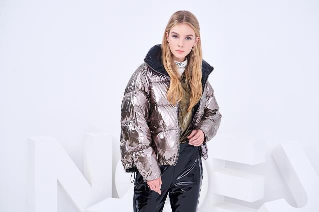 羽绒服里面穿厚还是薄暖和?冬季内搭怎么选更保暖