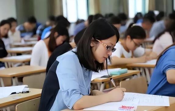 2025公务员考试年龄限制35岁?40岁会放宽吗