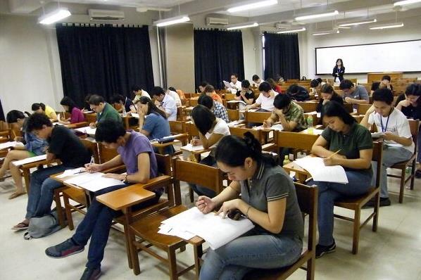 2025公务员考试年龄限制在哪一年?会放宽吗