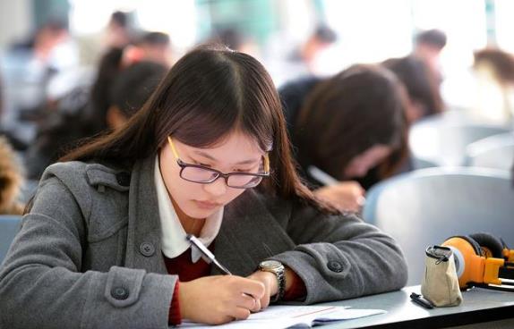 2025年公务员考试会打破35岁年龄限制吗?年龄放宽成趋势