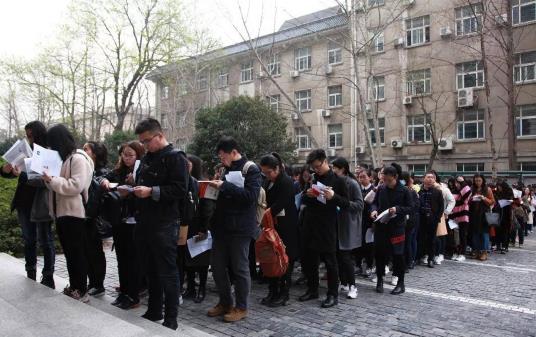 2025年公务员考试会打破35岁年龄限制吗?年龄放宽成趋势