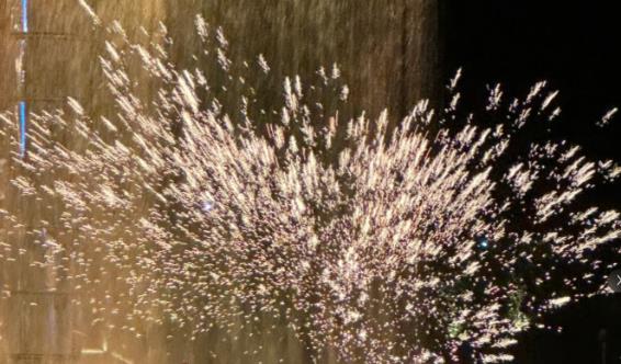 打铁花溅人身上烫不烫?如何安全观赏非遗表演