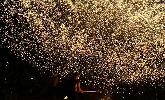 打铁花溅人身上烫不烫?如何安全观赏非遗表演