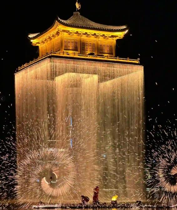 打铁花溅人身上烫不烫?如何安全观赏非遗表演