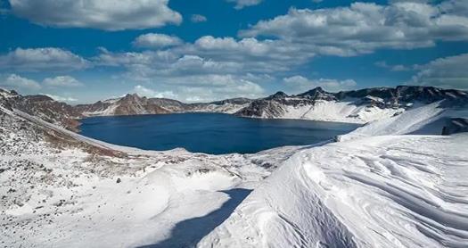 2025年春节长白山天池开放吗?游客爆满如何应对