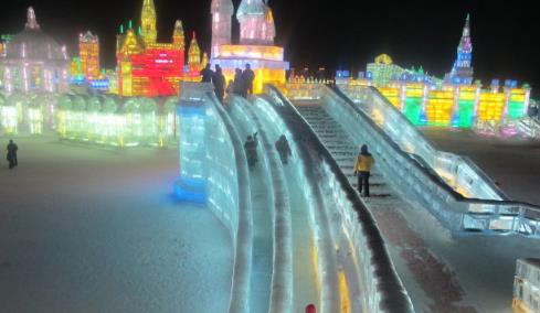 2025哈尔滨冰雪大世界全天开放吗?春节游客爆满吗