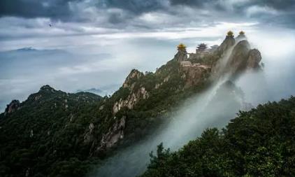 2025年12月老君山山顶气温多少?冬季旅游穿什么合适