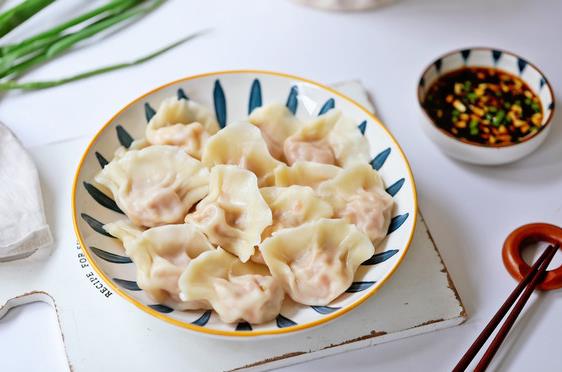 冬至饺子没煮熟能吃吗?半生不熟危害大吗