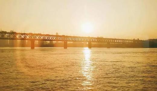 2025年12月去武汉要穿羽绒服吗？冬季旅游穿搭攻略