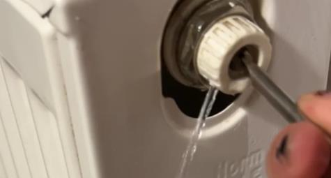 暖气放水两小时不热正常吗?如何快速升温