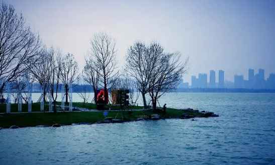 2025年武汉国庆节要穿外套吗？昼夜温差大怎么穿