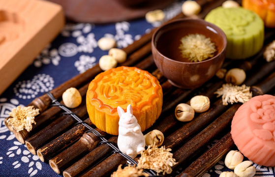 中秋节月饼早上吃还是晚上吃好？早上吃月饼更健康吗