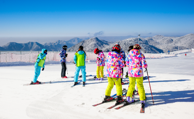 滑雪内八字还是外八字能停下来？滑雪刹车技巧哪个更安全